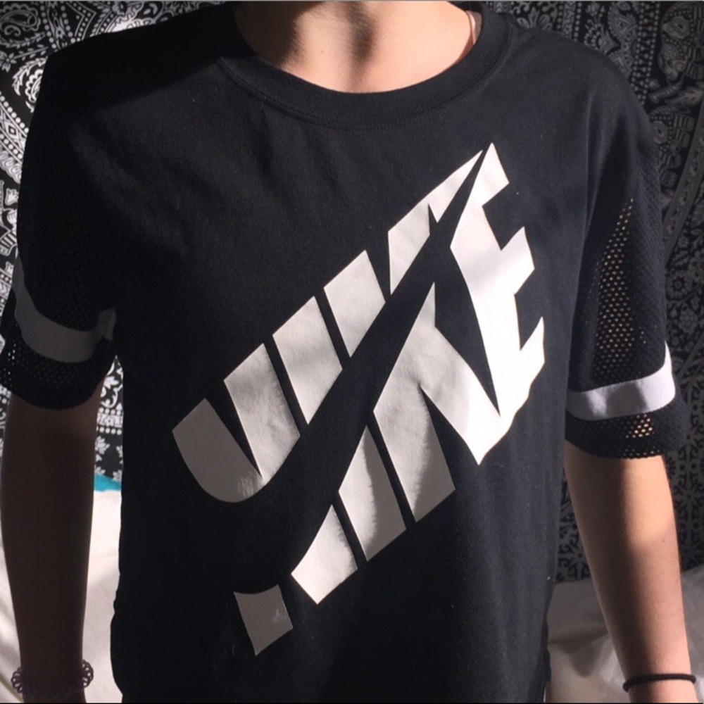 Fun NIKE crop top🎱